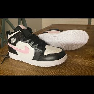 Girls Jordans Size 2.5. Never worn!